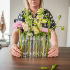 Szczegółowy widok eleganckiego szklanego materiału i minimalistycznego stylu Flower Flute